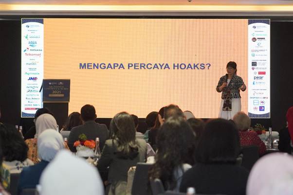 Keynote Speech by Prof. Stella Christie (Vice Minister of Higher Education, Science, and Technology of the Republic of Indonesia). In her speech, Prof. Stella emphasized the importance of developing human-centered digital thinkers. She stated that information in the digital space significantly influences how people process messages, particularly regarding hoaxes. This challenge requires ongoing education and collaborative efforts that encourage the use of research and empirical evidence to address issues in Indonesia and globally.