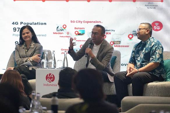 Panelist Abdullah Fahmi, VP of Corporate Communication & Social Responsibility at Telkomsel Indonesia (center), explains the critical role of companies in adopting AI technology and digitalization across all sectors in Indonesia—from government to enterprise and education.