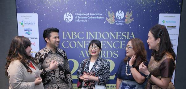 Keynote speakers with the Board of Directors of IABC Indonesia. From left to right: Elvera N. Makki, President of IABC Indonesia, Founder & CEO of VMCS Communications & Social Impact; Emil Elestianto Dardak, Vice Governor of East Java; Prof. Stella Christie, Vice Minister of Higher Education, Science, and Technology of the Republic of Indonesia; Shanti Ruwyastuti, Board Member of IABC Indonesia; and Dwi Fatan Lilyana, Director of Human Resources and General Affairs of PT Pelabuhan Indonesia (Persero), as Advisor to IABC Indonesia.